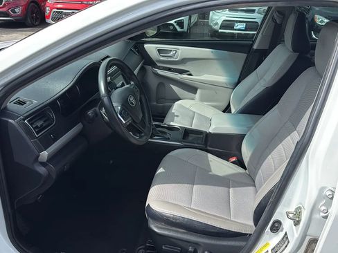 Used 2017 Toyota Camry SE image 5