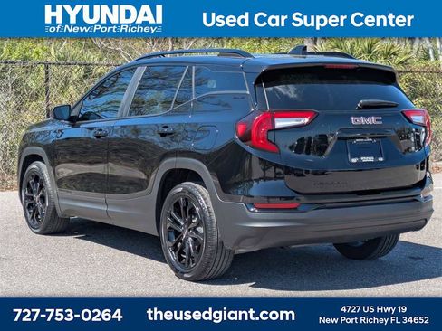 Used 2022 GMC Terrain SLE w/ Driver Convenience Package image 3