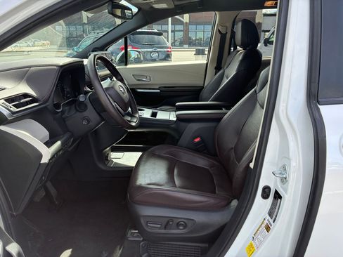Used 2023 Toyota Sienna Platinum AWD/4WD image 17