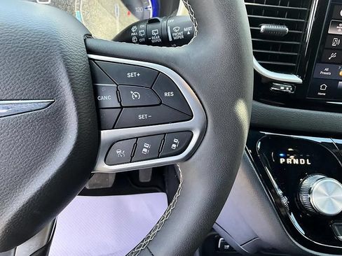 Used 2025 Chrysler Pacifica Select FWD image 32