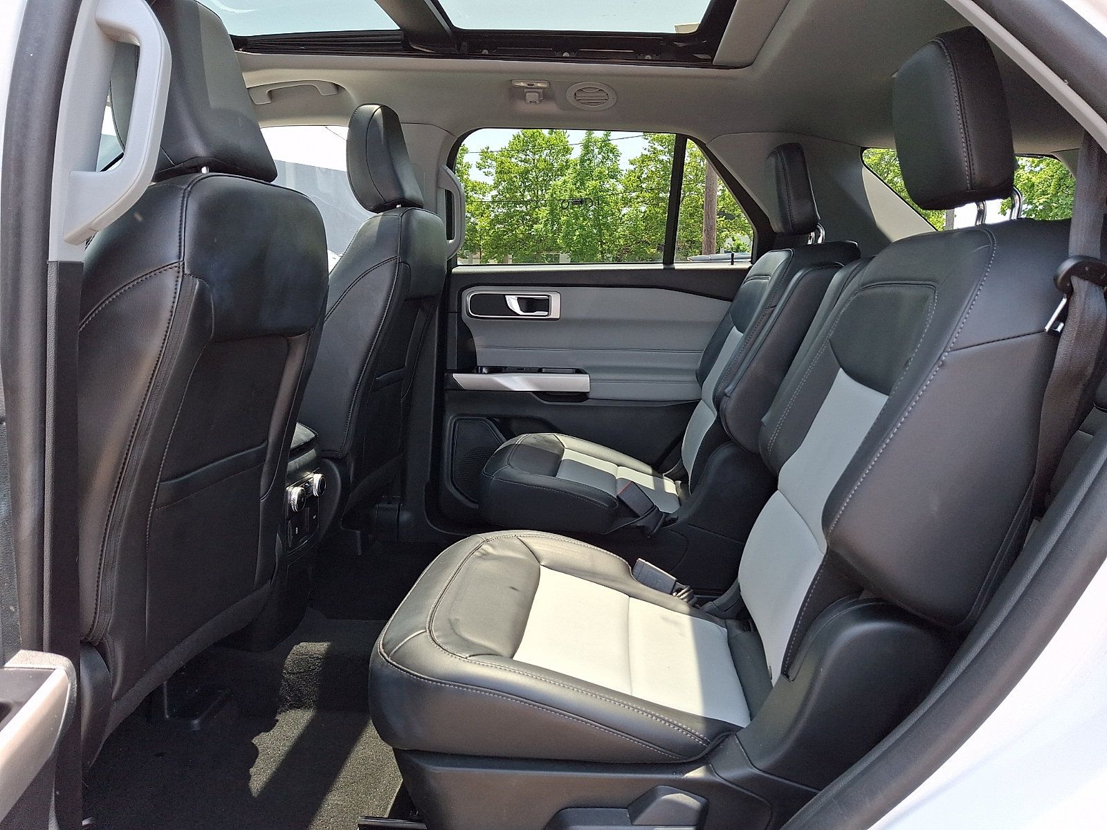 Used 2023 Ford Explorer XLT w/ Equipment Group 202A AWD/4WD image 10