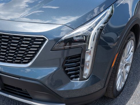 Used 2019 Cadillac XT4 Premium Luxury w/ Cold Weather Package FWD image 9