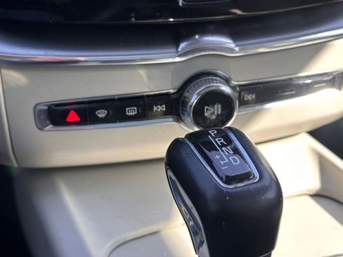 Used 2018 Volvo XC60 T5 Momentum w/ Convenience Package image 32