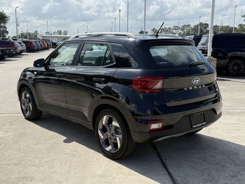 Used 2025 Hyundai Venue SEL FWD image 7