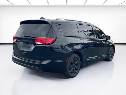 Used 2018 Chrysler Pacifica Limited w/ Advanced Safetytec Group FWD image 4