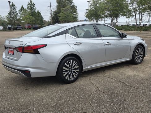 Used 2024 Nissan Altima 2.5 SV image 4