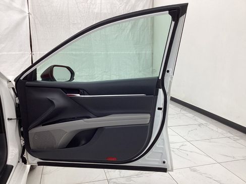 Used 2020 Toyota Camry SE image 19