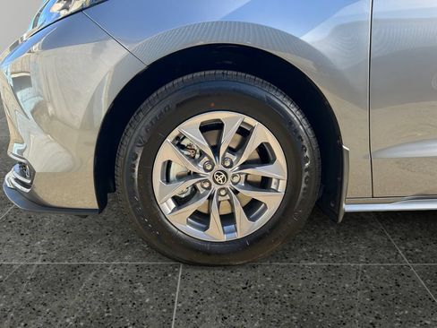 Used 2026 Toyota Sienna XLE AWD/4WD image 4
