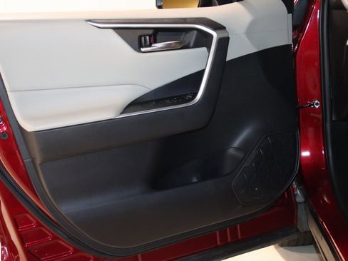Used 2022 Toyota RAV4 XLE image 31