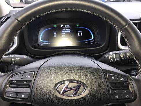 Used 2025 Hyundai Venue SEL FWD image 16