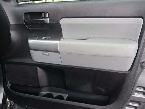 Used 2019 Toyota Sequoia SR5 AWD/4WD image 44