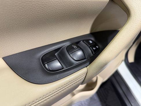 Used 2018 Nissan Rogue SL w/ Premium Package FWD image 17