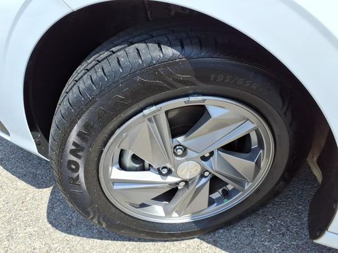 Used 2025 Hyundai Elantra SE FWD image 19