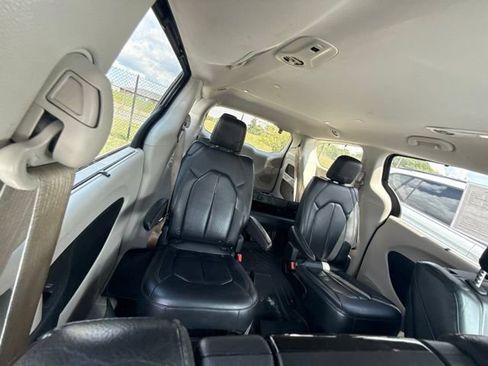 Used 2018 Chrysler Pacifica Touring-L Plus w/ Tire & Wheel Group FWD image 11