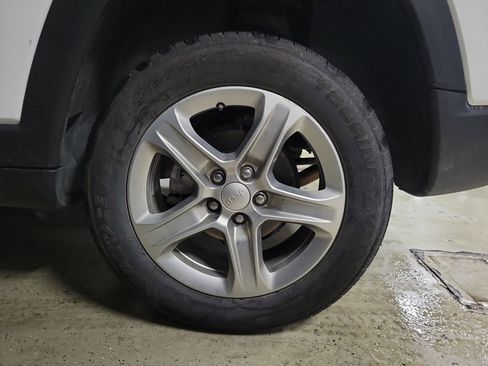 Used 2024 Jeep Compass Latitude image 6