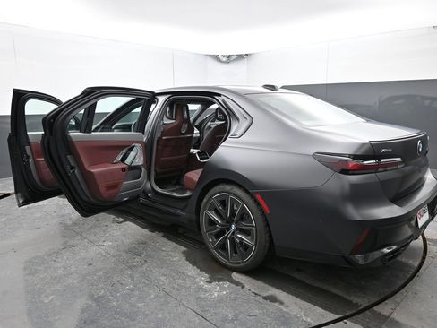 Used 2023 BMW 760i xDrive image 18
