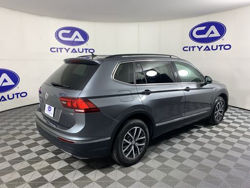 Used 2018 Volkswagen Tiguan SE w/ Panoramic Sunroof Package FWD image 3