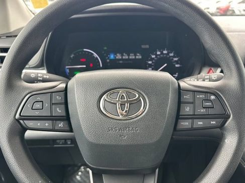 Used 2025 Toyota Sienna LE FWD image 29