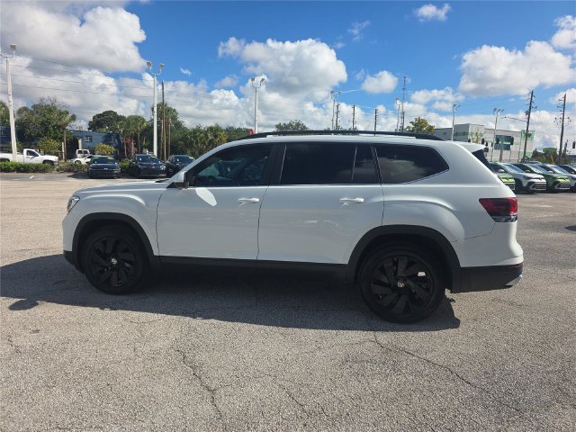 Used 2024 Volkswagen Atlas SE w/ Panoramic Sunroof Package FWD image 5