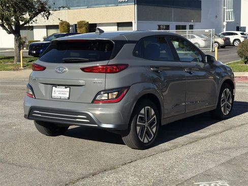 Used 2023 Hyundai Kona SE image 4