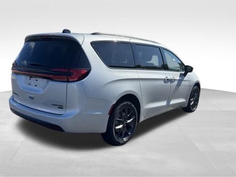 New 2026 Chrysler Pacifica Limited w/ S Appearance Package image 7