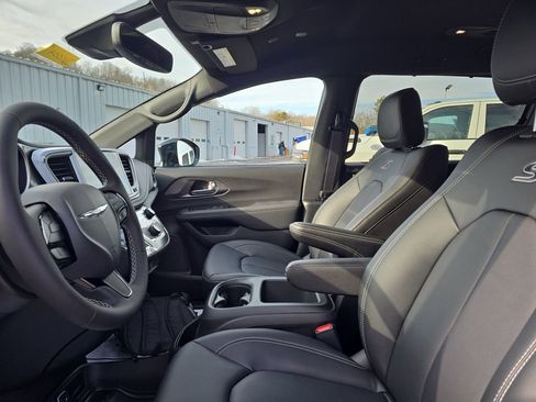 New 2026 Chrysler Pacifica Select w/ S Appearance Package image 11