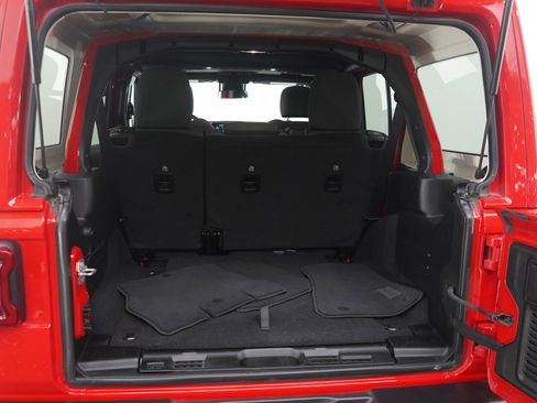 Used 2025 Jeep Wrangler Sahara image 16