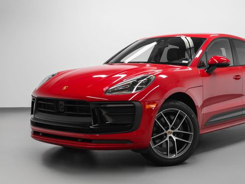 Certified 2023 Porsche Macan AWD/4WD image 7