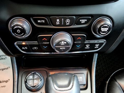 Used 2021 Jeep Cherokee Trailhawk w/ Sun, Sound & Nav Group AWD/4WD image 29