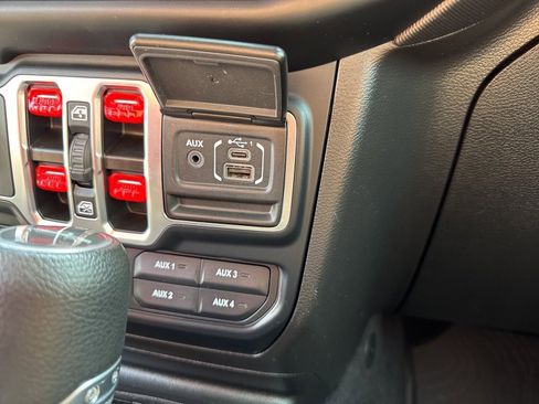 Used 2023 Jeep Gladiator Willys image 39