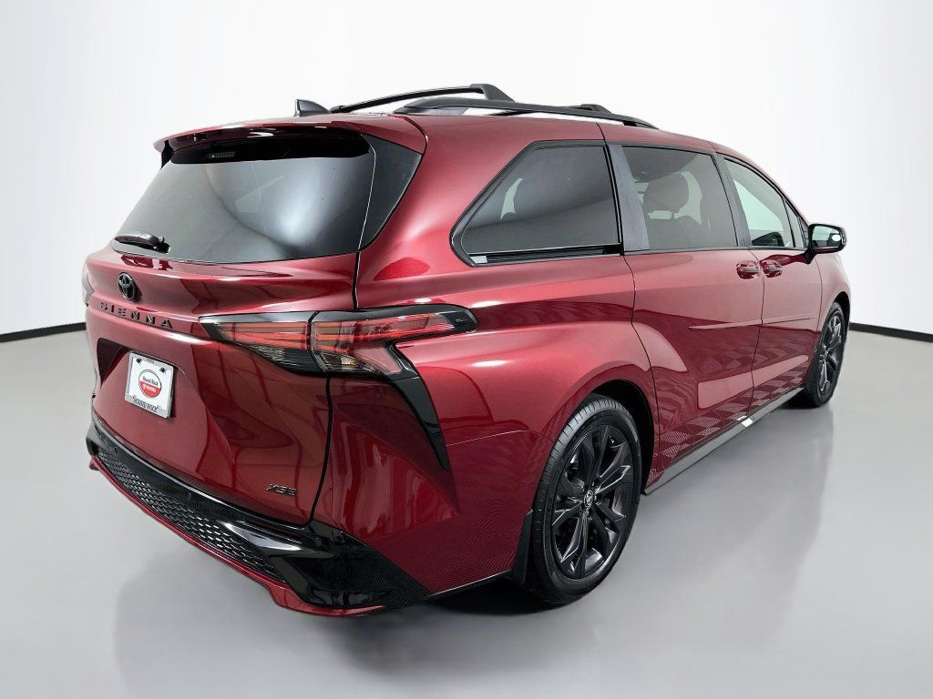 Used 2026 Toyota Sienna XSE FWD image 5
