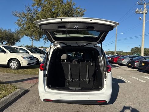 Used 2024 Chrysler Pacifica Select image 17