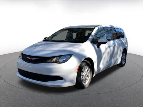 Used 2022 Chrysler Voyager LX image 3