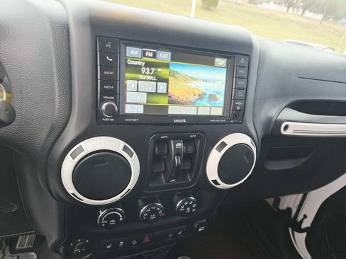 Used 2015 Jeep Wrangler Unlimited Sahara image 27