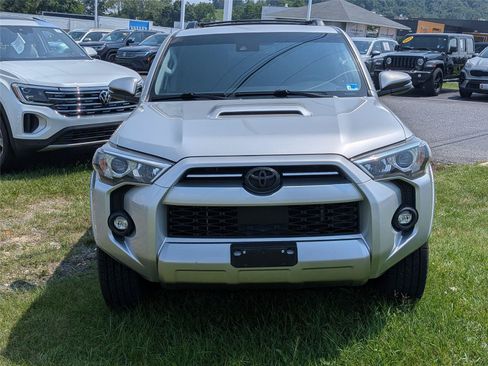 Used 2021 Toyota 4Runner TRD Off-Road Premium w/ Moonroof Package AWD/4WD image 2
