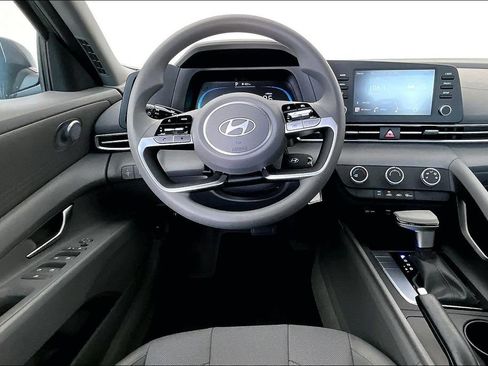 Used 2026 Hyundai Elantra SE FWD image 6