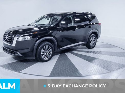 Used 2025 Nissan Pathfinder SV image 3