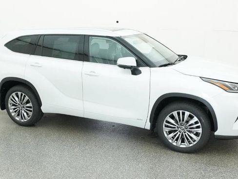 New 2026 Toyota Highlander Platinum AWD/4WD image 12