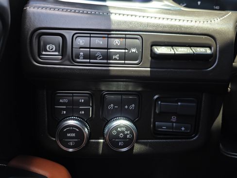 Used 2024 GMC Yukon Denali Ultimate AWD/4WD image 28