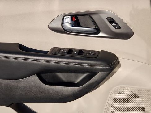 Used 2024 Chrysler Pacifica Touring-L image 23