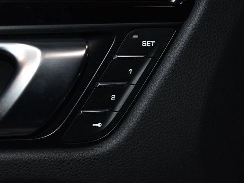 Certified 2024 Porsche Macan image 9