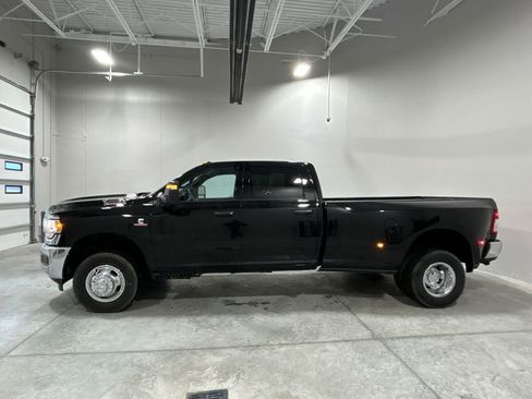 Used 2024 RAM 3500 Tradesman w/ Chrome Appearance Group image 9