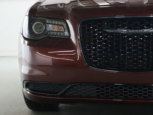 Used 2022 Chrysler 300 Touring w/ Sport Appearance Package image 6