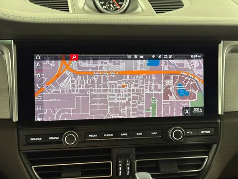 Used 2020 Porsche Macan Turbo image 32