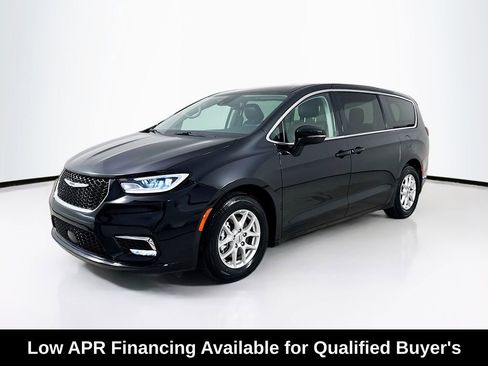 Used 2024 Chrysler Pacifica Touring-L FWD image 3