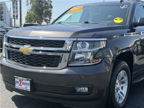 Used 2018 Chevrolet Suburban LT w/ Luxury Package RWD image 52