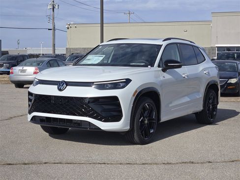 New 2026 Volkswagen Tiguan SE R-Line image 2