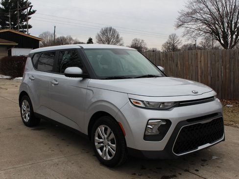 Used 2021 Kia Soul LX FWD image 2