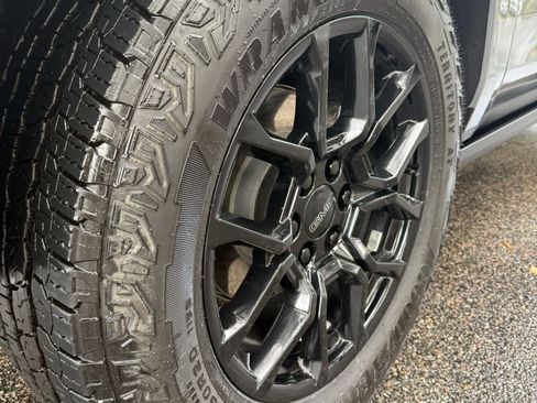 Used 2025 GMC Yukon AT4 w/ AT4 Premium Package image 11