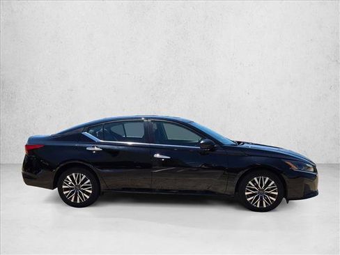 Used 2025 Nissan Altima 2.5 SV FWD image 4